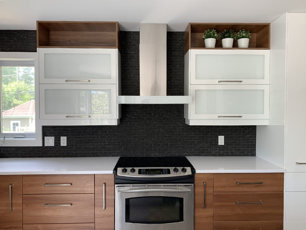 Réalisation en portes et panneaux Thermoform — courtoisie de Cuisine New Zone