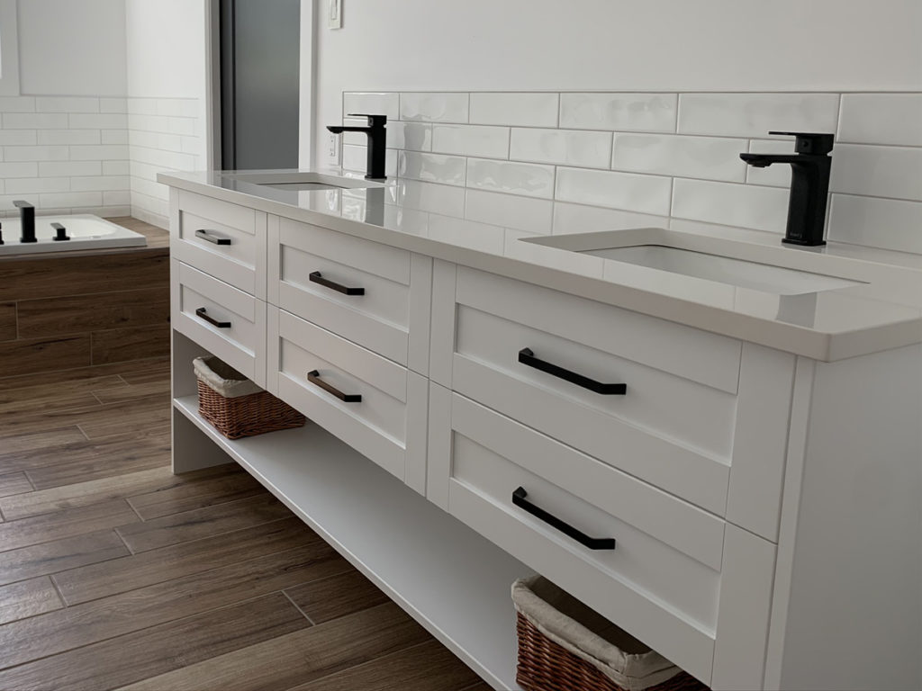 Réalisation en portes et panneaux Thermoform — courtoisie de Cuisine New Zone