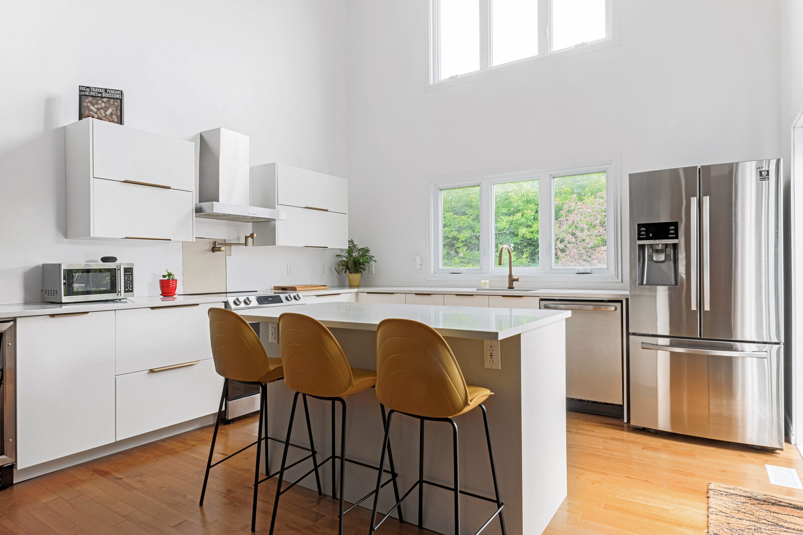 Réalisation en portes et panneaux Thermoform — courtoisie de Eco Cuisine Design