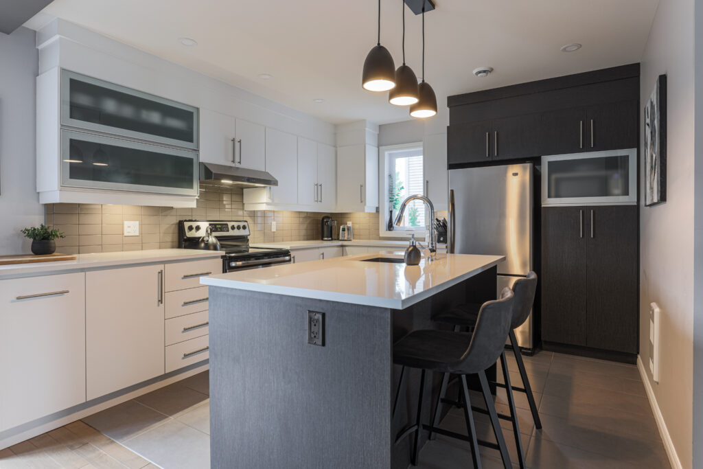 Réalisation en portes et panneaux Thermoform — courtoisie de Eco Cuisine Design