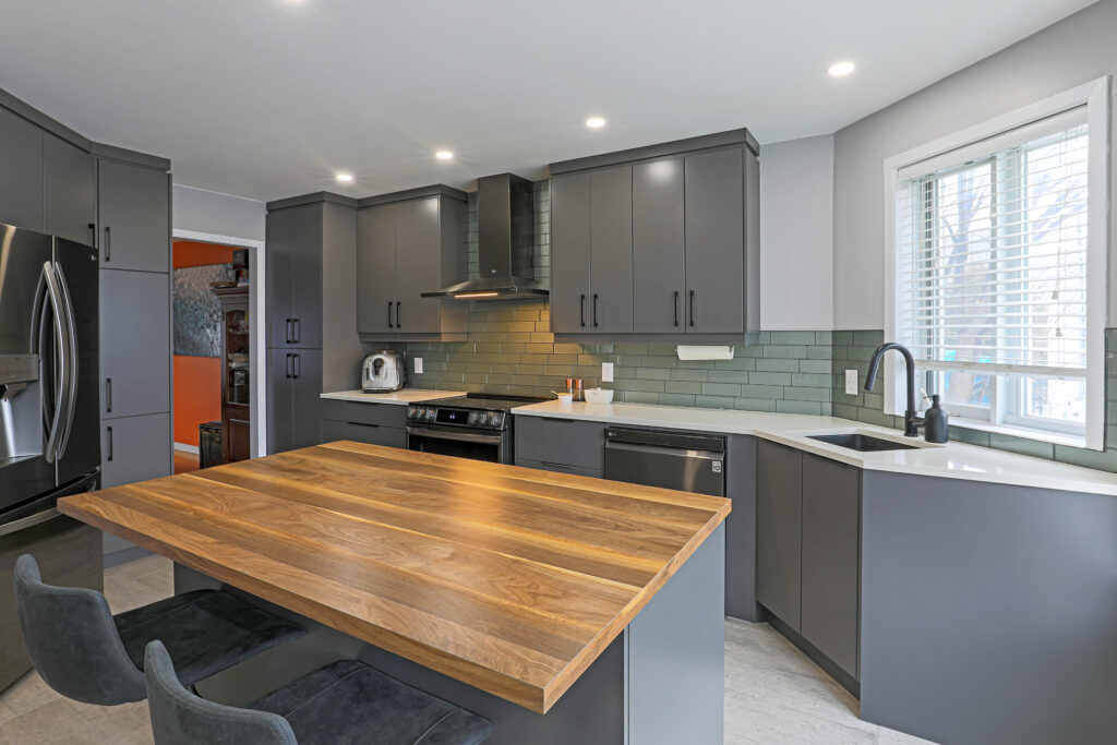 Réalisation en portes et panneaux Thermoform — courtoisie de Eco Cuisine Design