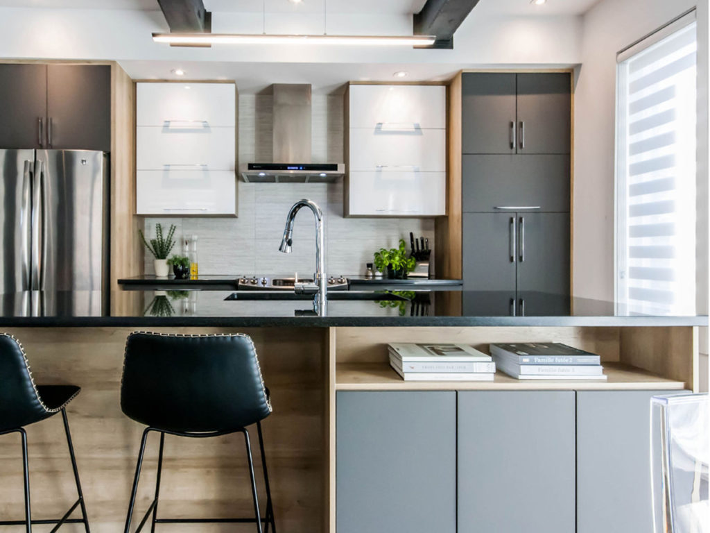 Réalisation en portes et panneaux Thermoform — courtoisie de MJ design d'intérieur